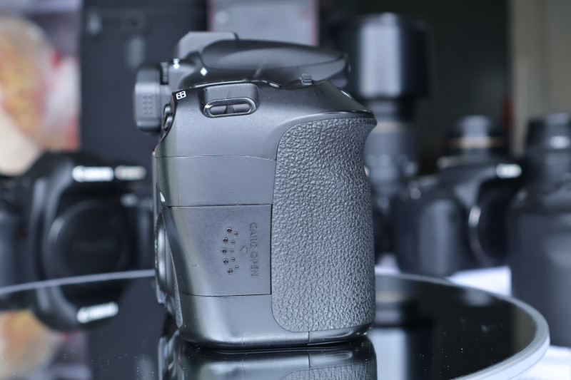 Máy ảnh Canon  EOS 60D - màn xoay lật - Máy ảnh Canon